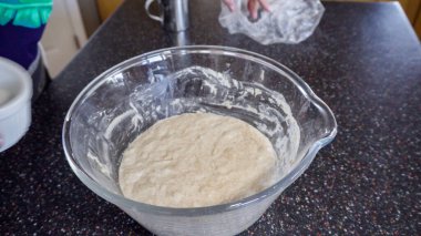 Adım adım. Konut mutfağında ekşi ekmek pişirmek.