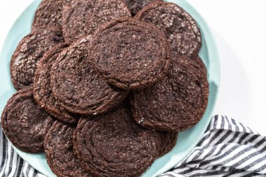 Mavi tabakta taze pişmiş çikolatalı kurabiyeler..