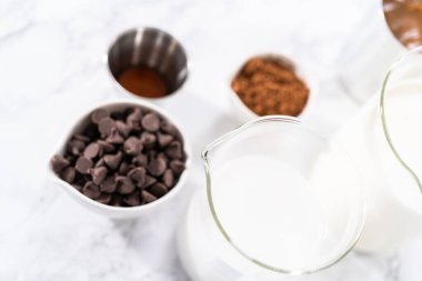 Ev yapımı çikolatalı dondurma yapmak için mermer tezgahın üzerindeki malzemeler..