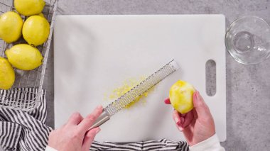 Düz yatıyordu. Limonlu kek pişirmek için organik limonlar..