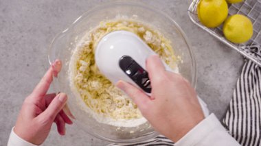 Düz yatıyordu. Limonlu kek için hamura malzemeleri karıştırıyorum..