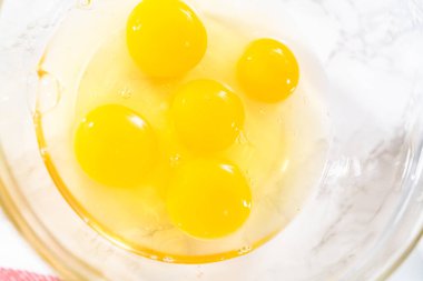 Pastırma ve peynirli kek hazırlamak için karıştırma kabındaki malzemeleri karıştırıyorum..