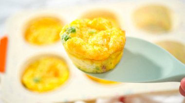 Adım adım. Fırından yeni çıkmış pastırma ve peynirli kek..