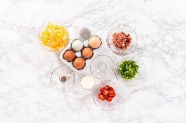 Düz yatıyordu. Pastırma ve peynirli kek hazırlamak için malzemeler..