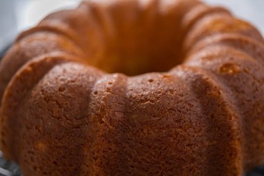 Mutfak rafında soğumuş limonlu kek..