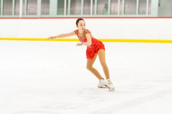 Gadis Remaja Berlatih Figure Skating Arena Seluncur Dalam Ruangan — Stok Foto