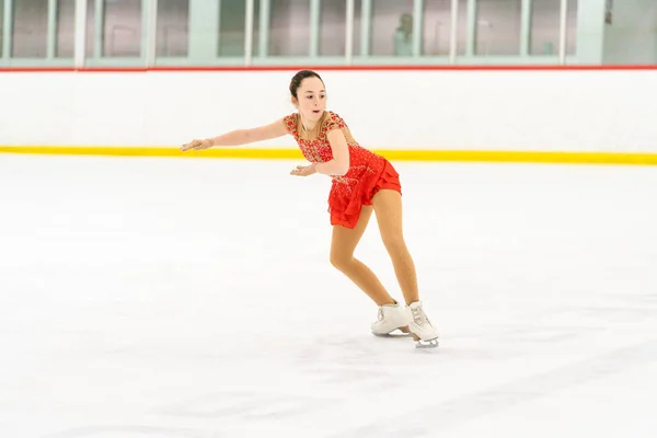 Teenagermädchen Übt Eiskunstlauf Auf Einer Überdachten Eisbahn — Stockfoto