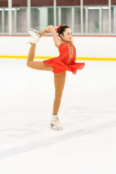 Tiener Meisje Oefenen Kunstschaatsen Een Indoor Schaatsbaan — Stockfoto