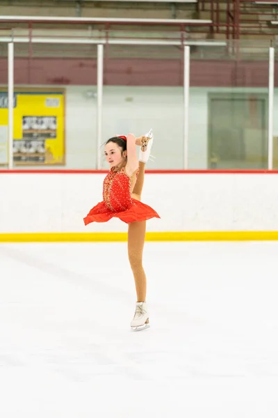 Teenage Girl Practicing Figure Skating Indoor Ice Skating Rink — Stock Photo, Image