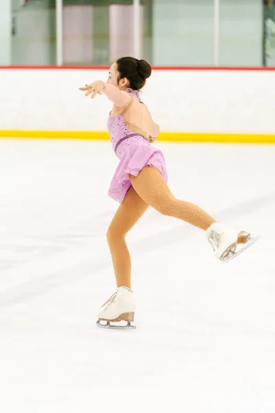 ティーン女の子練習フィギュアスケートオン屋内アイススケートリンク — ストック写真