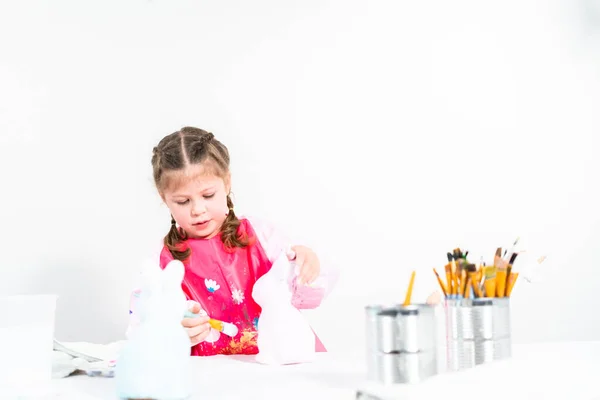 Маленька Дівчинка Працює Над Своїм Мистецьким Проектом Дистанційного Навчання Вдома — стокове фото