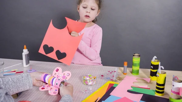 Papelaria Infantil Fazendo Insetos Papel Partir Dos Rolos Papel Higiênico — Fotografia de Stock