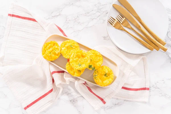 Flat Lay Bacon Cheese Egg Muffin White Serving Plate — Stock Photo, Image