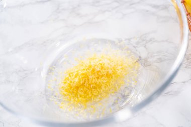 Limonlu kek hazırlamak için karıştırma kabındaki malzemeleri karıştırıyorum..