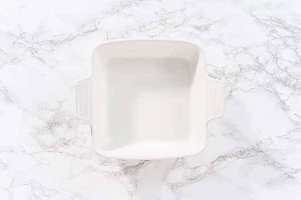 平置きだ キッチンカウンターに白いセラミック製のベーキング皿を空にする — ストック写真