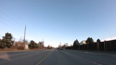 Denver, Colorado, ABD-12 Ocak 2020 - Amerika 'nın banliyölerinde tipik asfalt yollarda sürüş.