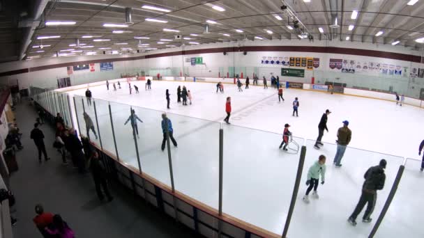 コロラド州デンバー2020年2月1日 屋内アイススケートリンクの公開セッション — ストック動画