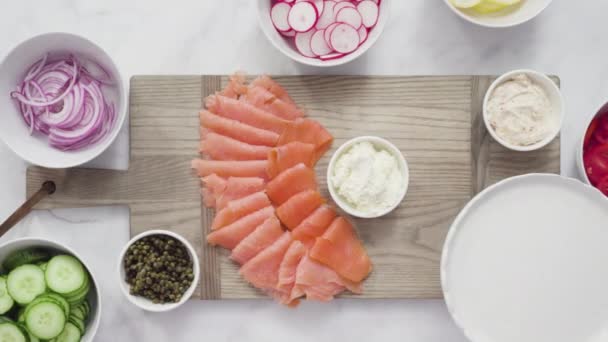 Bagel Brunch Mit Räucherlachs Und Frischem Gemüse — Stockvideo