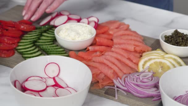 Bagel Brunch Bräda Med Rökt Lax Och Färska Grönsaker — Stockvideo