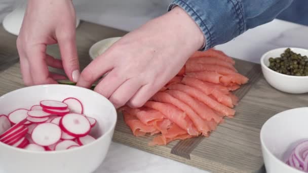 Mesa Almuerzo Bagel Con Salmón Ahumado Verduras Frescas — Vídeo de stock