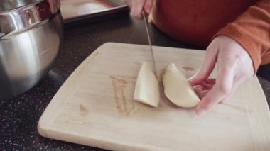 Adım adım. Fırında pişirmek için zeytinyağı ve baharatlı patatesler hazırlıyorum..