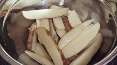 Adım adım. Fırında pişirmek için zeytinyağı ve baharatlı patatesler hazırlıyorum..