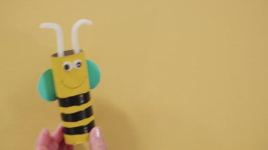 Kağıt işleri projesi. Boş tuvalet kağıtlarından yapılmış renkli böcekler.