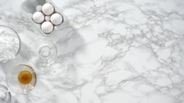 Adım adım. Düz yatıyordu. Tek boynuzlu at meringue kurabiyelerini parşömen kağıdıyla kaplanmış fırın kağıdına yapıştırıyorum..