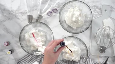 Adım adım. Düz yatıyordu. Tek boynuzlu at meringue kurabiyelerini parşömen kağıdıyla kaplanmış fırın kağıdına yapıştırıyorum..