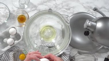 Adım adım. Düz yatıyordu. Tek boynuzlu at meringue kurabiyelerini parşömen kağıdıyla kaplanmış fırın kağıdına yapıştırıyorum..