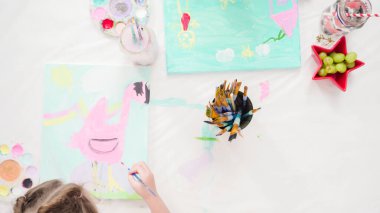 Düz yatıyordu. Adım adım. Akrilik boyayla tuvale resim yapan küçük kızlar..