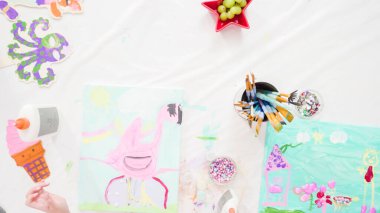 Düz yatıyordu. Adım adım. Akrilik boyayla tuvale resim yapan küçük kızlar..