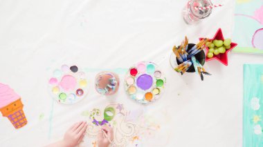 Düz yatıyordu. Adım adım. Akrilik boyayla tuvale resim yapan küçük kızlar..