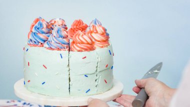 Kırmızı, beyaz ve mavi üç katmanlı pasta dilimleme.