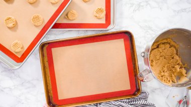 Düz yatıyordu. Adım adım. Fıstık ezmeli kurabiye hamurunu hamur kepçesiyle fırçalamak..