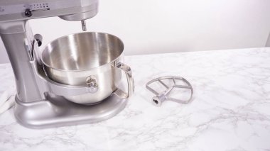 Adım adım. Fıstık ezmeli kurabiye pişirmek için elektrikli mikserin malzemelerini karıştırıyorum..