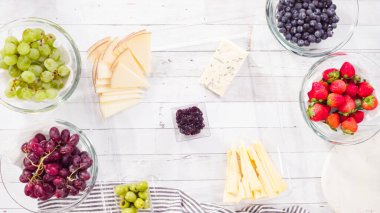 Düz yatıyordu. Adım adım. Taze meyve, gurme peynir ve kraker ile peynir tabağı hazırlıyorum..