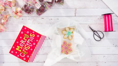 Düz yatıyordu. Adım adım. Ev yapımı şekerleme ve kurabiyeleri Noel hediyesi kutusuna koymak.