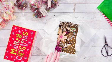 Düz yatıyordu. Adım adım. Ev yapımı şekerleme ve kurabiyeleri Noel hediyesi kutusuna koymak.