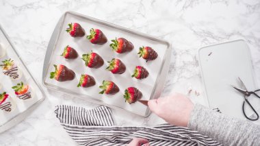 Düz yatıyordu. Adım adım. Çiseleyen erimiş çikolata, pasta poşetinden çikolata kaplı çileğe.