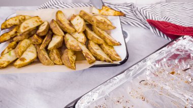 Adım adım. Fırında pişirmek için zeytinyağı ve baharatlı patatesler hazırlıyorum..