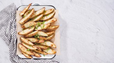 Düz yatıyordu. Adım adım. Fırında pişirmek için zeytinyağı ve baharatlı patatesler hazırlıyorum..