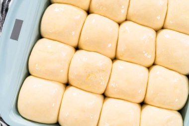 Fırında pişirmeden önce yumurta ve süt karışımıyla yemek rulolarını fırçalamak.