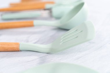 Ahşap saplı silikon pişirme aletleri.