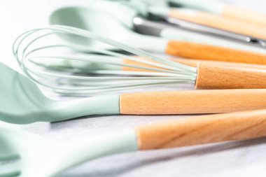 Ahşap saplı silikon pişirme aletleri.