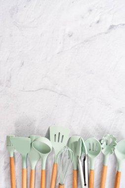 Düz yatıyordu. Ahşap saplı silikon pişirme aletleri.