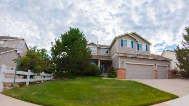 Bir yaz sabahı tipik bir banliyö mahallesi manzarası.