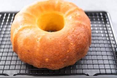 Mutfak rafında soğumuş limonlu yaban mersinli kek..