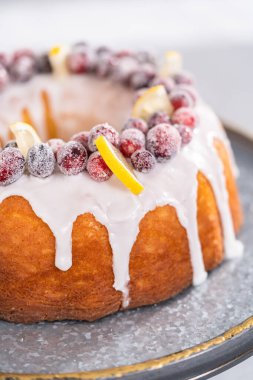 Böğürtlenli ve limonlu pastayla süslenmiş limonlu kek..
