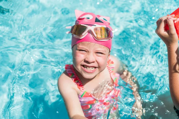 Petite Fille Tasse Bain Rose Lunettes Natation Dans Piscine Extérieure — Photo